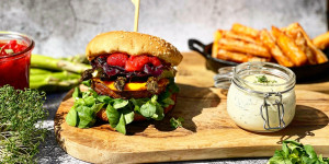 Beitragsbild des Blogbeitrags Schmackhafter Spargelburger mit Erdbeer-Chutney