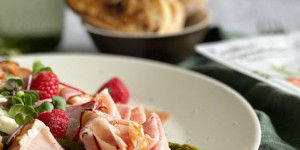 Beitragsbild des Blogbeitrags Der fruchtige Spargelsalat für sommerliche Frische
