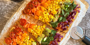 Beitragsbild des Blogbeitrags Die beste Veggie-Regenbogen-Nudelpizza