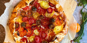 Beitragsbild des Blogbeitrags Sommerliche Galette mit den wundervollsten Paradeiserraritäten
