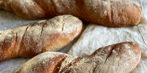 Beitragsbild des Blogbeitrags So einfach geht rustikales Wurzelbrot