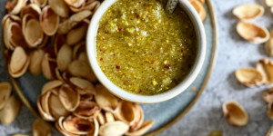 Beitragsbild des Blogbeitrags So stellst du dein eigenes, phantastisches Pistazien-Bergkäse-Pesto her