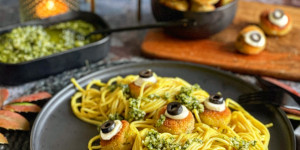 Beitragsbild des Blogbeitrags Cremige Curry-Spaghetti mit gruseligen Gemüseaugen