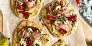 Beitragsbild des Blogbeitrags Miniflammkuchen in winterlicher Farbenfreude 