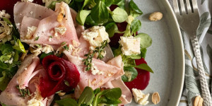 Beitragsbild des Blogbeitrags Leichtes Low-Carb Carpaccio von der roten Rübe mit Krenschinken und Feta 