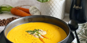 Beitragsbild des Blogbeitrags Das Feine Kaffeehauberl auf deiner karotten-Kokos-Suppe!
