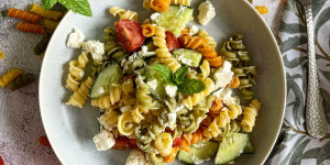 Beitragsbild des Blogbeitrags Heureka! Endlich ein Griechischer Nudelsalat, der in nur 15 Minuten fertig ist!