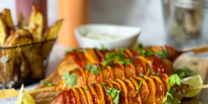 Beitragsbild des Blogbeitrags Die Österreich Edition von Corn Dogs… mit Käsekrainer