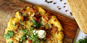 Beitragsbild des Blogbeitrags Einfache Erdäpfelfleck mit Eierschwammerl und geselchtem Schinken für den Herbst
