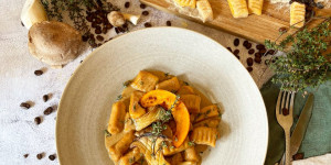 Beitragsbild des Blogbeitrags Ungewöhnlich, aber extrem köstlich: Kürbisgnocchi in einer Kaffee-Thymian Sauce