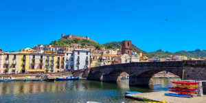 Beitragsbild des Blogbeitrags Bosa auf Sardinien, einer der schönsten Orte Italiens 2022 