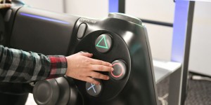 Beitragsbild des Blogbeitrags Dieser übergroße PlayStation 4 Controller würde sich gut in meiner Wohnung machen!