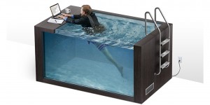 Beitragsbild des Blogbeitrags Wie bekomme ich meinen Chef dazu, mir so einen Schwimm-Schreibtisch zu kaufen? 