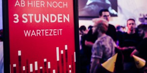 Beitragsbild des Blogbeitrags Wenn junge Männer auf der Gamescom stehvermögen zeigen.