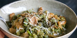 Beitragsbild des Blogbeitrags Dinkel-Spinatspätzle mit Bärlauch und Cognac-Pilzsoße
