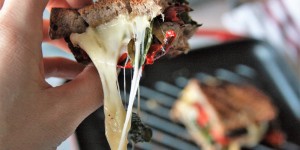 Beitragsbild des Blogbeitrags Gegrillter Käsetoast mit Paprika und Spinat