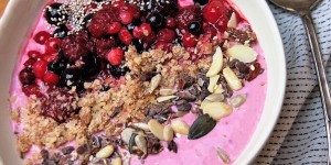 Beitragsbild des Blogbeitrags Waldbeer-Joghurtbowl mit Superfood Topping