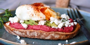 Beitragsbild des Blogbeitrags Avocado Toast mit Rote-Beet-Hummus und pochiertem Ei