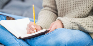 Beitragsbild des Blogbeitrags Kreativ(er) schreiben mit der Hand