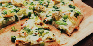 Beitragsbild des Blogbeitrags Gesunde Pizza mit Artischocken und Spinat 