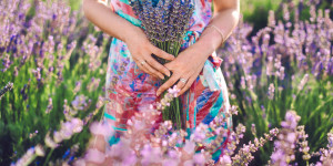 Beitragsbild des Blogbeitrags 5 Wege: Lavendel als ätherisches Öl verwenden