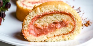 Beitragsbild des Blogbeitrags Biskuitroulade mit Rhabarber Curd