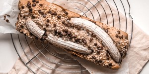 Beitragsbild des Blogbeitrags Bananenbrot mit Schokotröpfchen und Mandeln