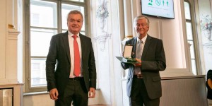 Beitragsbild des Blogbeitrags Goldenes Ehrenzeichen des Landes für Peter Krasser