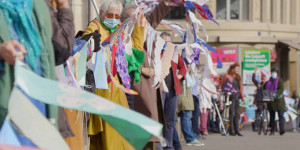 Beitragsbild des Blogbeitrags Die Klimaseniorinnen sind unterwegs nach Strassburg | Greenpeace Schweiz