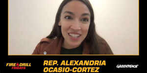 Beitragsbild des Blogbeitrags Abgeordnete Alexandria Ocasio-Cortez über die Bewerbung um ein Amt | Fire Drill Freitag mit Jane Fonda | Greenpeace USA