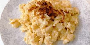 Beitragsbild des Blogbeitrags Vegetarischer Klassiker: Käsespätzle mit Röstzwiebel 