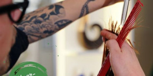 Beitragsbild des Blogbeitrags So einfach kannst du beim Frisörbesuch Geld sparen!…