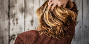 Beitragsbild des Blogbeitrags Anti-Schuppen-Shampoos im Test: Naturprodukte klare Gewinner