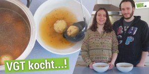 Beitragsbild des Blogbeitrags Geniale, vegane Grießknödelsuppe von Johanna und Johannes! // VGT kocht…! | VGT Österreich