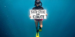 Beitragsbild des Blogbeitrags Der weltweit erste Unterwasser-Klimastreik fordert den Schutz der Ozeane | Greenpeace int. 