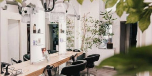 Beitragsbild des Blogbeitrags In unseren Frisörsalons pflegen wir dein Haar ausschließlich mit Naturprodukten….