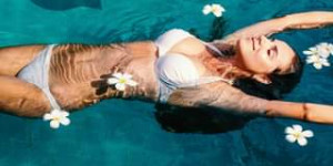 Beitragsbild des Blogbeitrags Lass dich im Wasser treiben! Genieße die Leichtigkeit und die sommerliche Frische