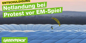 Beitragsbild des Blogbeitrags Entschuldigung: Notlandung bei Protest vor EM-Spiel | Greenpeace Deutschland 