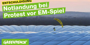 Beitragsbild des Blogbeitrags Entschuldigung: Notlandung bei Protest vor EM-Spiel | Greenpeace Deutschland
