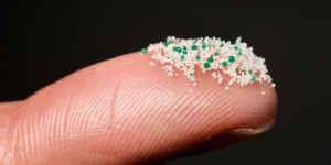 Beitragsbild des Blogbeitrags Öl- und Chemiegiganten machen Lobbyarbeit gegen Regeln für Mikroplastik-Chemikalien | Greenpeace int.