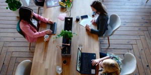 Beitragsbild des Blogbeitrags 5 Gründe, weshalb StartUps in Coworking Spaces bessere Wachstumsaussichten haben 