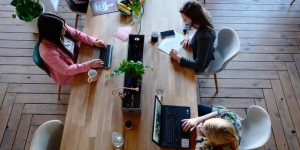 Beitragsbild des Blogbeitrags 5 Gründe, weshalb StartUps in Coworking Spaces bessere Wachstumsaussichten haben