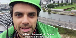 Beitragsbild des Blogbeitrags Klimakanzler:in gesucht! Große Stellenanzeige von Greenpeace am Berliner Hauptbahnhof. | Greenpeace Deutschland