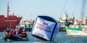 Beitragsbild des Blogbeitrags Greenpeace blockiert Shells Hafen in Rotterdam und startet Bürgerinitiative, um Werbung für fossile Brennstoffe in Europa zu verbieten