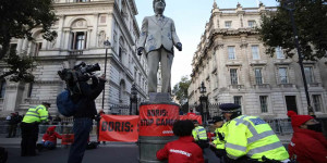 Beitragsbild des Blogbeitrags Aktivisten blockieren die Downing Street mit einer Statue von Boris Johnson, die in Öl tropft | Greenpeace Deutschland