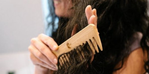Beitragsbild des Blogbeitrags Wie lassen sich Locken am besten entwirren? Dieser Holzkamm von Herbanima lockt …