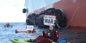 Beitragsbild des Blogbeitrags Aktivisten blockieren den Transport von 100.000 Tonnen russischem Öl auf See | Greenpeace