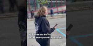 Beitragsbild des Blogbeitrags Tierschützer:innen konfrontieren Ministerin Köstinger! #short | VGT Österreich 
