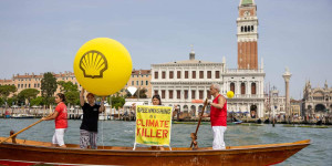 Beitragsbild des Blogbeitrags Bootsprotest von Greenpeace: „Werbung für fossile Brennstoffe wird Venedig unter Wasser setzen“ | Greenpeace int.