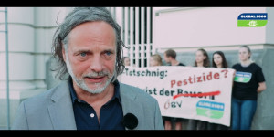 Beitragsbild des Blogbeitrags Aktion vor Landwirtschaftsministerium: Lobbyist der Bauern oder Lobbyist der Pestizide?